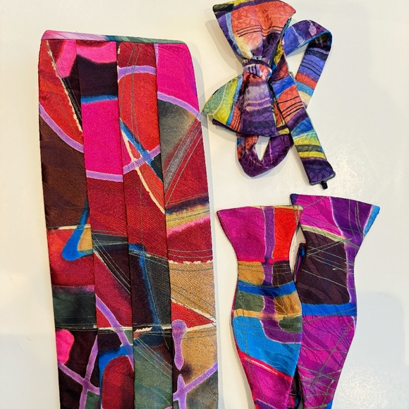 Silk Cummerbund with 2 matching bow ties. - Picture 1 of 1